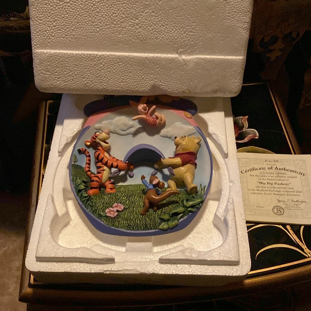 Discontinued 3D Winnie the Pooh collectors plate - Picture 6 of 6